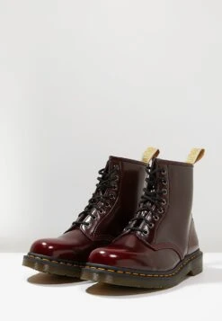 Dr. Martens Winchester Ii Boot 1460 Vegan - Bottines À Lacets - Cherry -Anna Field 2d96a4f186cb450aad5f0e76255e066c