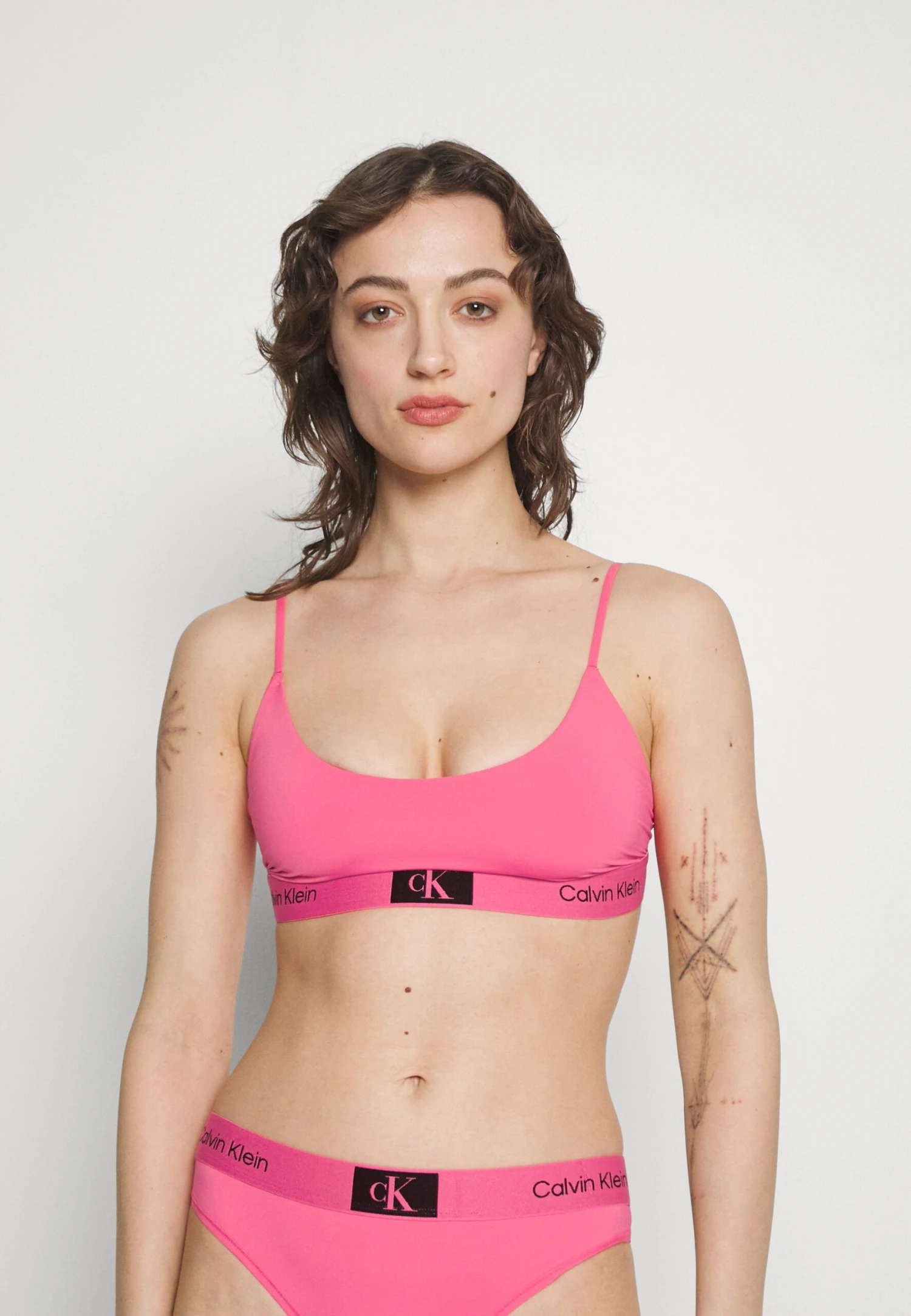 CALVIN KLEIN UNDERWEAR Lined Bralette - Brassière - Cerise Lipstick 3 CALVIN KLEIN UNDERWEAR Lined Bralette - Brassière - Cerise Lipstick